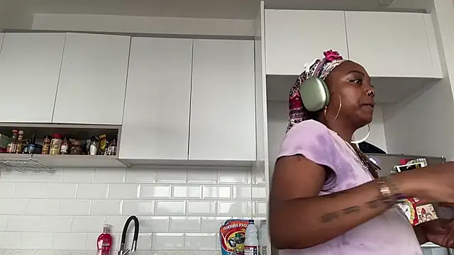 Snapshot of ChocolateCakeQueen chatting on February 10, 2025, 6:03 pm ChocolateCakeQueen online show from February 10, 2025, 6:03 pm