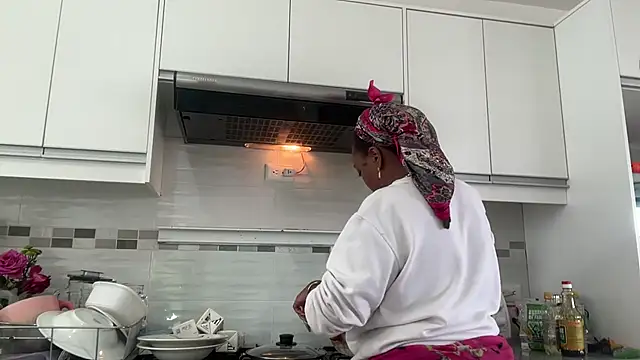 Snapshot of ChocolateCakeQueen chatting on October 14, 2025, 5:58 pm ChocolateCakeQueen online show from October 14, 2025, 5:58 pm