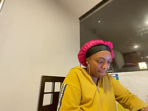 Snapshot of ChocolateCakeQueen chatting on November 26, 2025, 12:33 am ChocolateCakeQueen online show from November 26, 2025, 12:33 am