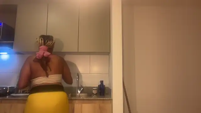 Snapshot of ChocolateCakeQueen chatting on December 17, 2025, 1:00 am ChocolateCakeQueen online show from December 17, 2025, 1:00 am