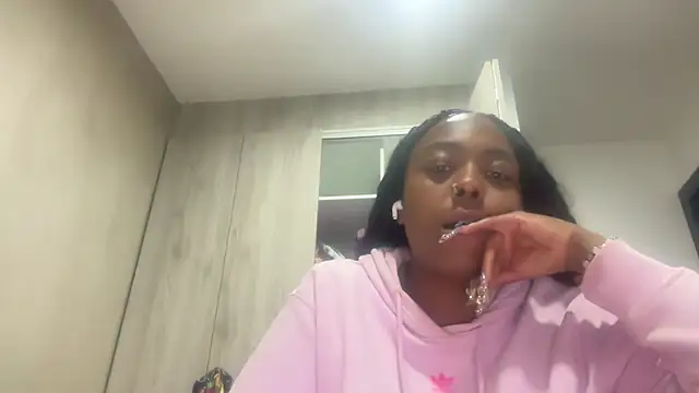 Snapshot of ChocolateCakeQueen chatting on March 10, 2026, 12:37 am ChocolateCakeQueen online show from March 10, 2026, 12:37 am