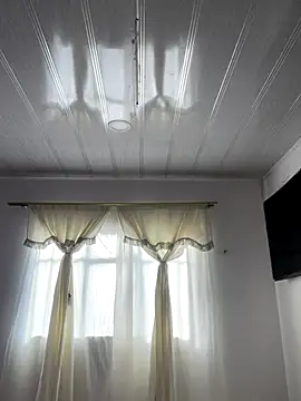 hannahb-e online show from December 5, 2025, 1:09 pm