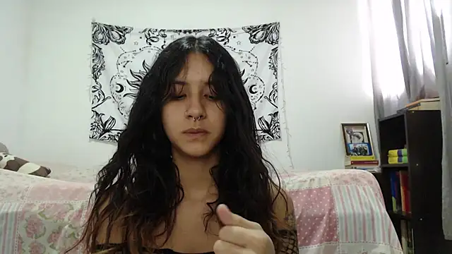 Snapshot of AlinaWoolf_ chatting on January 17, 2025, 8:33 pm AlinaWoolf online show from January 17, 2025, 8:33 pm