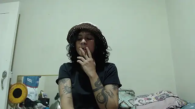 AlinaWoolf  online show from May 18, 2026, 2:07 am