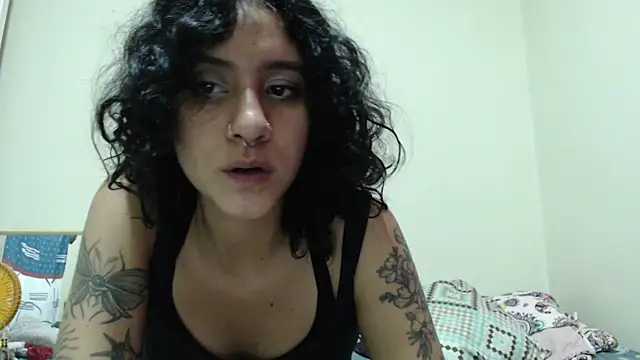 AlinaWoolf  online show from May 19, 2026, 3:35 am