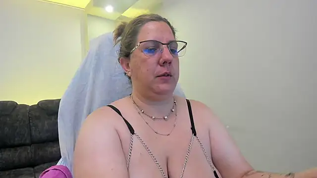Snapshot of katie_joness_ chatting on September 10, 2025, 1:00 pm katie joness online show from September 10, 2025, 1:00 pm