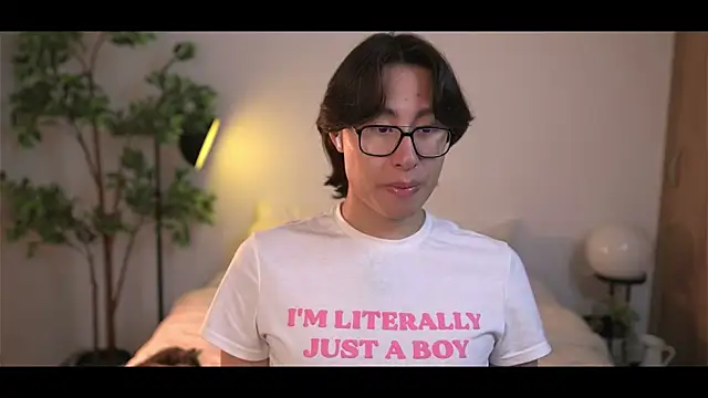 Snapshot of SrLuis18 chatting on November 5, 2025, 4:23 am SrLuis18 online show from November 5, 2025, 4:23 am