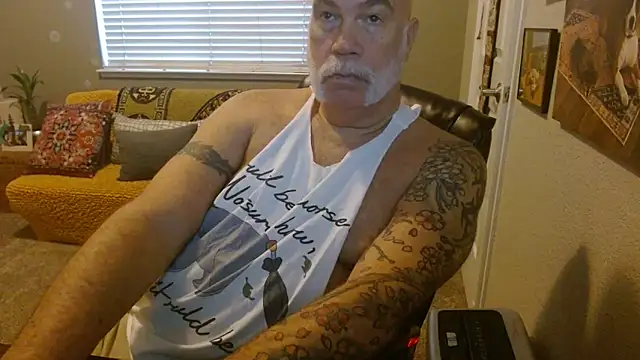 musclebearnips online show from October 18, 2025, 4:19 pm