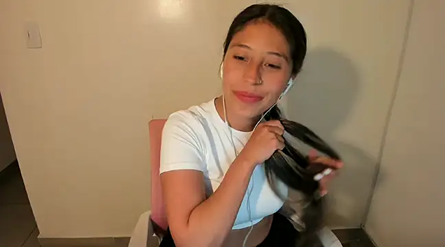 kiaraowen online show from February 13, 2025, 12:24 am