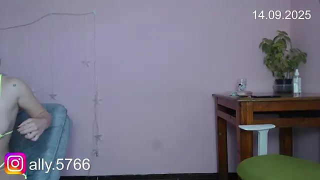 Snapshot of CoreAlejito chatting on September 14, 2025, 10:09 pm CoreAlejito online show from September 14, 2025, 10:09 pm