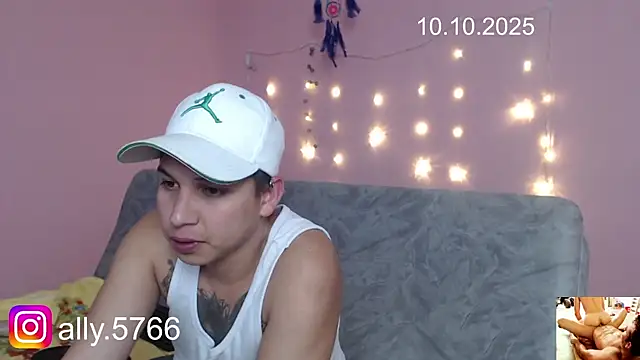 Snapshot of CoreAlejito chatting on October 10, 2025, 10:42 pm CoreAlejito online show from October 10, 2025, 10:42 pm