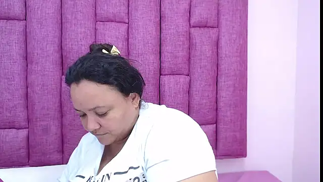 Snapshot of CrushOnMe_ chatting on February 14, 2026, 12:35 pm CrushOnMe online show from February 14, 2026, 12:35 pm