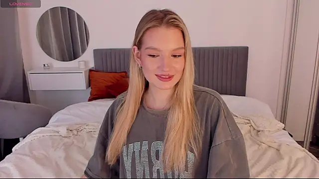 CassieRayss online show from November 13, 2025, 1:21 pm