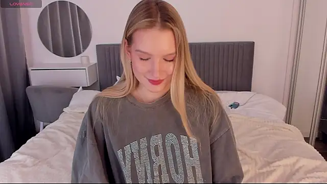 CassieRayss online show from November 16, 2025, 11:05 am