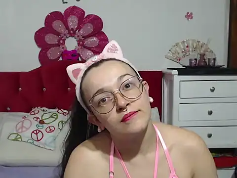 Snapshot of Angela_18honey chatting on February 6, 2026, 12:48 am Angela 18honey online show from February 6, 2026, 12:48 am