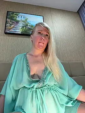 EmmaInLove23 online show from May 30, 2026, 12:13 pm