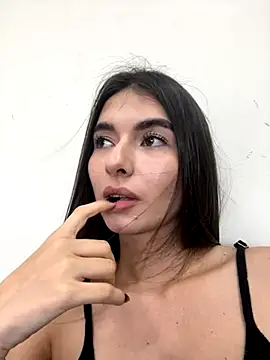 Coralinee 01 online show from October 30, 2025, 3:46 pm