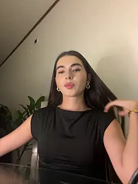 Snapshot of Coralinee_01 chatting on December 22, 2025, 1:24 am Coralinee 01 online show from December 22, 2025, 1:24 am