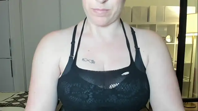 Snapshot of emmita69_ chatting on October 1, 2025, 12:49 am emmita69  online show from October 1, 2025, 12:49 am