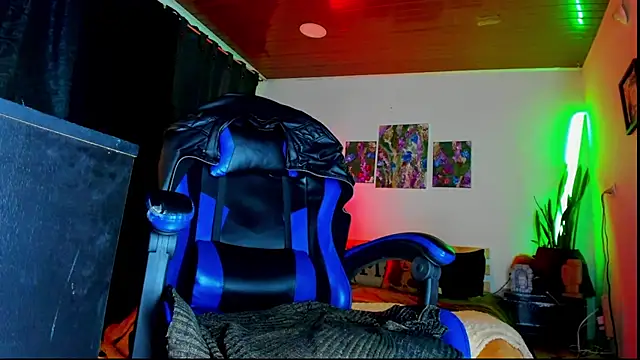 Snapshot of LatinMilk_ chatting on February 21, 2026, 11:28 pm LatinMilk online show from February 21, 2026, 11:28 pm