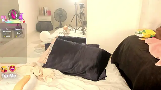 Snapshot of caryn_johnson chatting on October 29, 2025, 1:02 pm caryn johnson online show from October 29, 2025, 1:02 pm