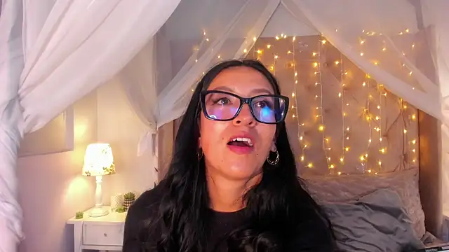 kira moon   online show from March 9, 2025, 8:31 pm