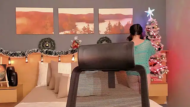 LiliJones  online show from December 13, 2024, 5:00 pm