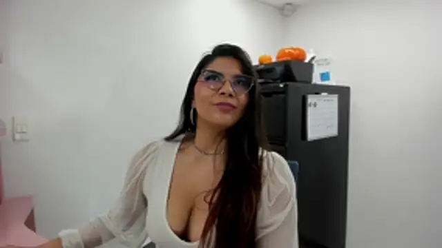 Luna Dumont online show from November 3, 2025, 11:11 am