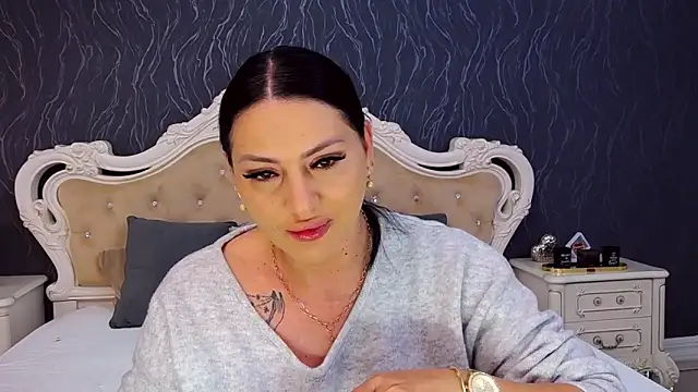 Lauren Saint online show from November 6, 2025, 9:43 am