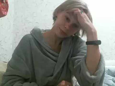 Snapshot of Julie_Silver chatting on October 9, 2025, 7:56 pm Julie Silver online show from October 9, 2025, 7:56 pm