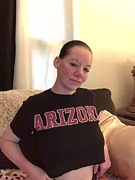 Snapshot of SidneyRaee chatting on May 5, 2026, 4:04 pm SidneyRaee online show from May 5, 2026, 4:04 pm