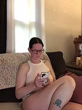 Snapshot of SidneyRaee chatting on May 21, 2026, 3:52 pm SidneyRaee online show from May 21, 2026, 3:52 pm