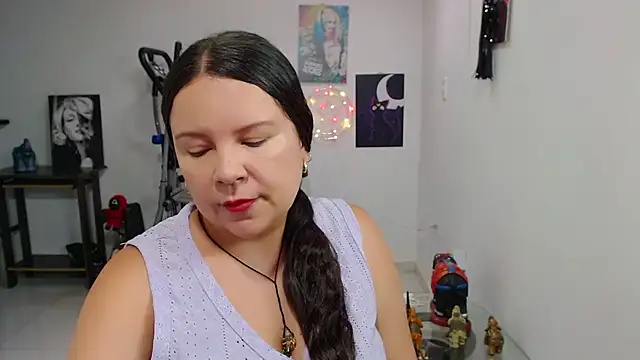 claryssa  online show from May 28, 2026, 7:00 pm
