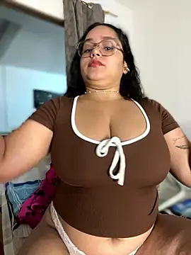 Snapshot of CurlyGirl_1 chatting on January 9, 2026, 10:33 pm CurlyGirl 1 online show from January 9, 2026, 10:33 pm