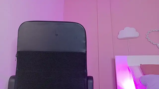 Snapshot of CristalCornner_ chatting on October 17, 2025, 7:38 pm CristalCornner online show from October 17, 2025, 7:38 pm