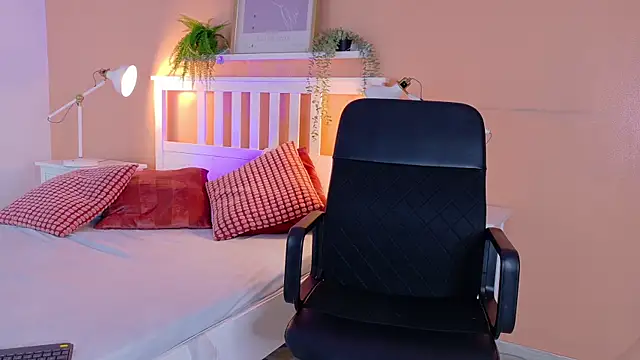 Snapshot of CristalCornner_ chatting on October 21, 2025, 7:47 pm CristalCornner online show from October 21, 2025, 7:47 pm