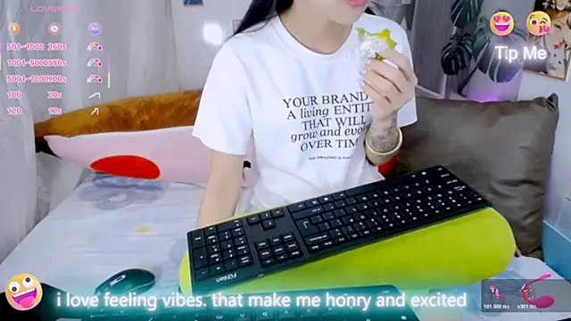 Snapshot of Ly__ chatting on March 19, 2026, 6:06 am Ly online show from March 19, 2026, 6:06 am