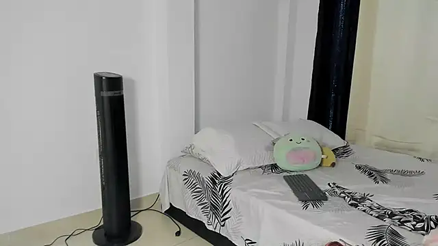 Snapshot of Emperatriiz chatting on February 28, 2026, 5:25 pm Emperatriiz online show from February 28, 2026, 5:25 pm