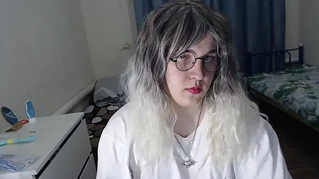 Snapshot of EvaMiron chatting on January 7, 2026, 6:32 pm EvaMiron online show from January 7, 2026, 6:32 pm