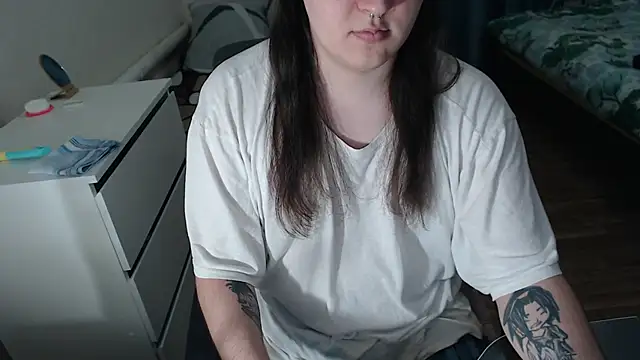 Snapshot of EvaMiron chatting on February 4, 2026, 2:01 pm EvaMiron online show from February 4, 2026, 2:01 pm