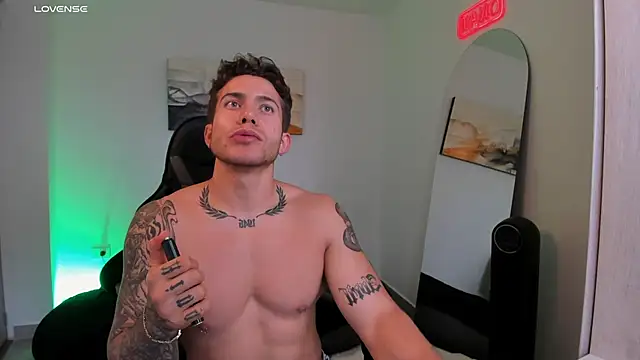 Snapshot of LucianSinclair chatting on February 9, 2025, 9:49 pm LucianSinclair online show from February 9, 2025, 9:49 pm