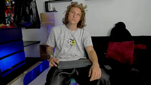 Snapshot of Tom_Krakow chatting on January 11, 2025, 7:16 pm Tom Krakow online show from January 11, 2025, 7:16 pm