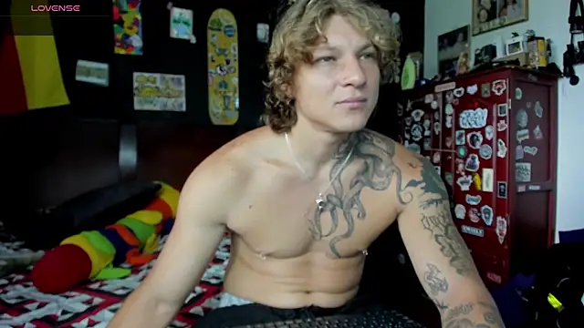 Snapshot of Tom_Krakow chatting on October 16, 2025, 3:24 pm Tom Krakow online show from October 16, 2025, 3:24 pm