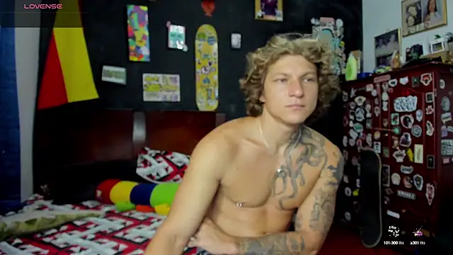 Snapshot of Tom_Krakow chatting on October 17, 2025, 3:03 pm Tom Krakow online show from October 17, 2025, 3:03 pm