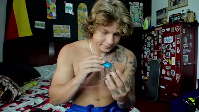 Snapshot of Tom_Krakow chatting on October 18, 2025, 4:30 pm Tom Krakow online show from October 18, 2025, 4:30 pm