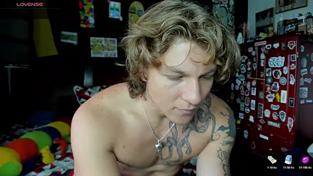 Snapshot of Tom_Krakow chatting on October 27, 2025, 7:40 pm Tom Krakow online show from October 27, 2025, 7:40 pm