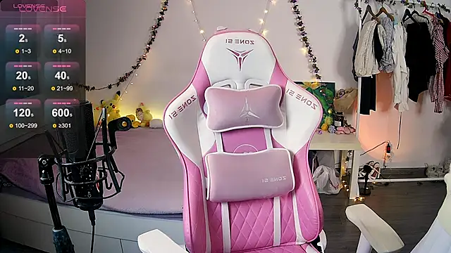 Snapshot of Violet_Veliya chatting on March 14, 2025, 4:40 pm Violet Veliya online show from March 14, 2025, 4:40 pm