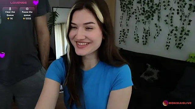 Snapshot of monikavenom chatting on April 23, 2026, 8:57 am monikavenom online show from April 23, 2026, 8:57 am