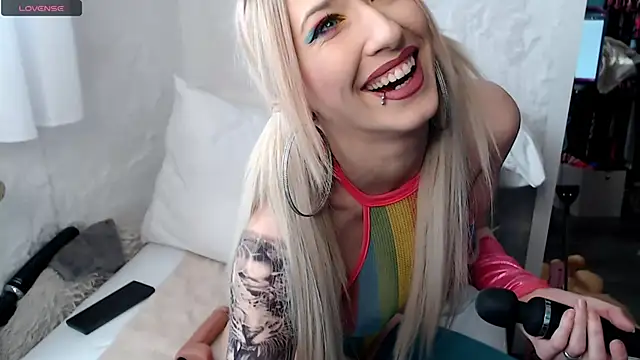 Julia-Sugar online show from March 5, 2025, 3:29 pm