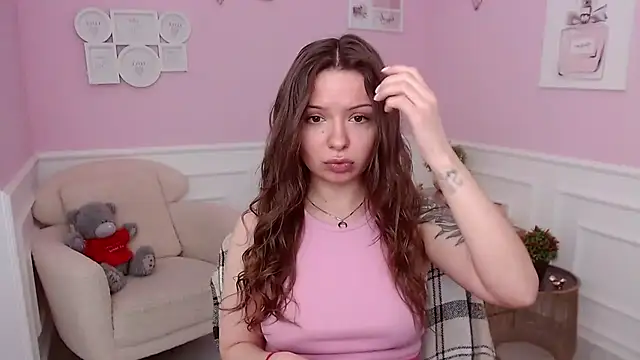 LucySkilar online show from April 3, 2026, 4:10 am